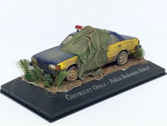 Diorama Chevrolet Opala Federal Highway Police "Customized and Aged" 1:43 IXO